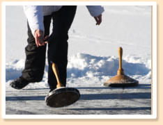 Wer genug vom Sport hat versucht sich beim Eisstockschieen